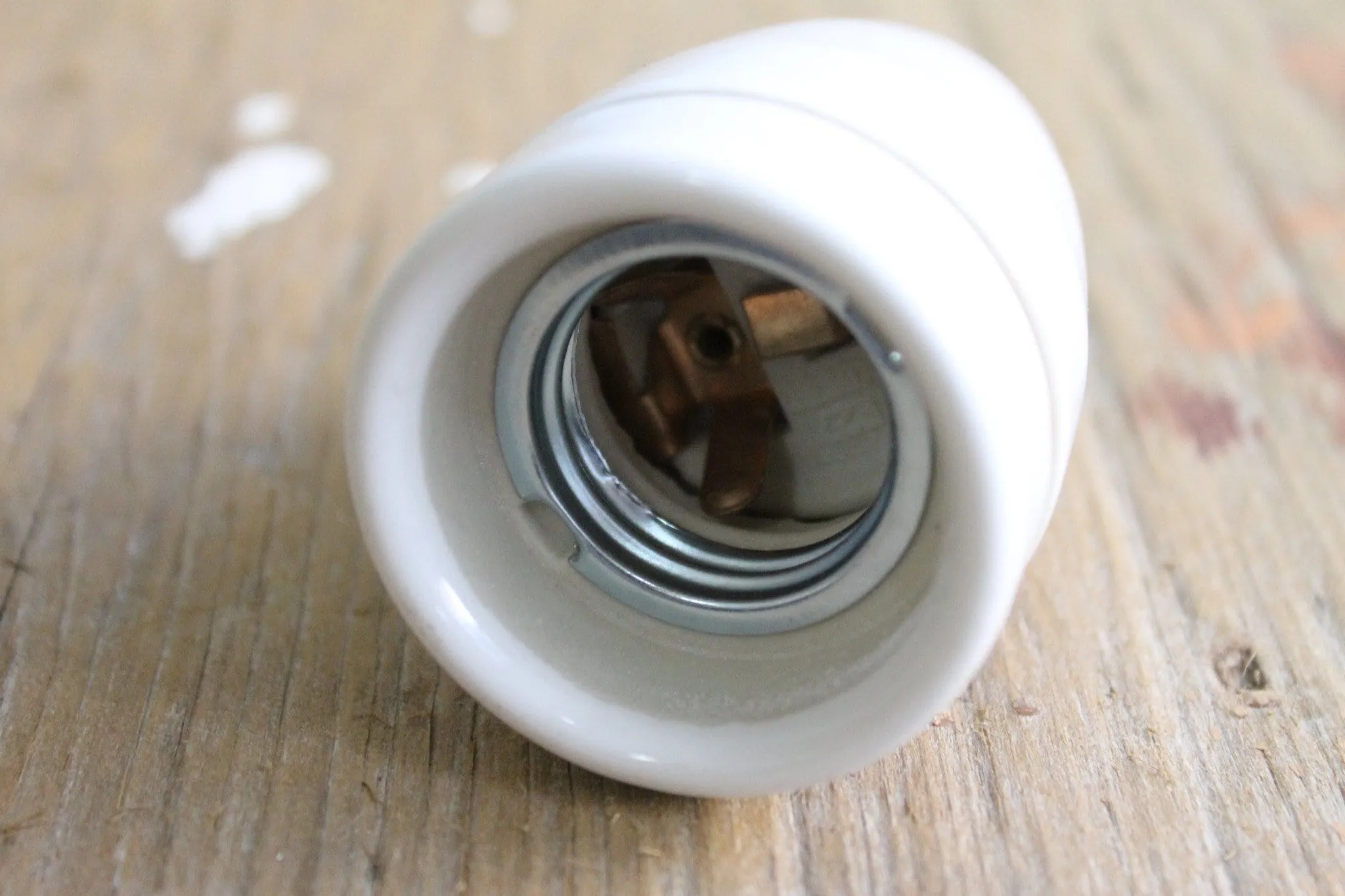 Ceramic Lampholder - Screw In E27 Lightbulb Fixture